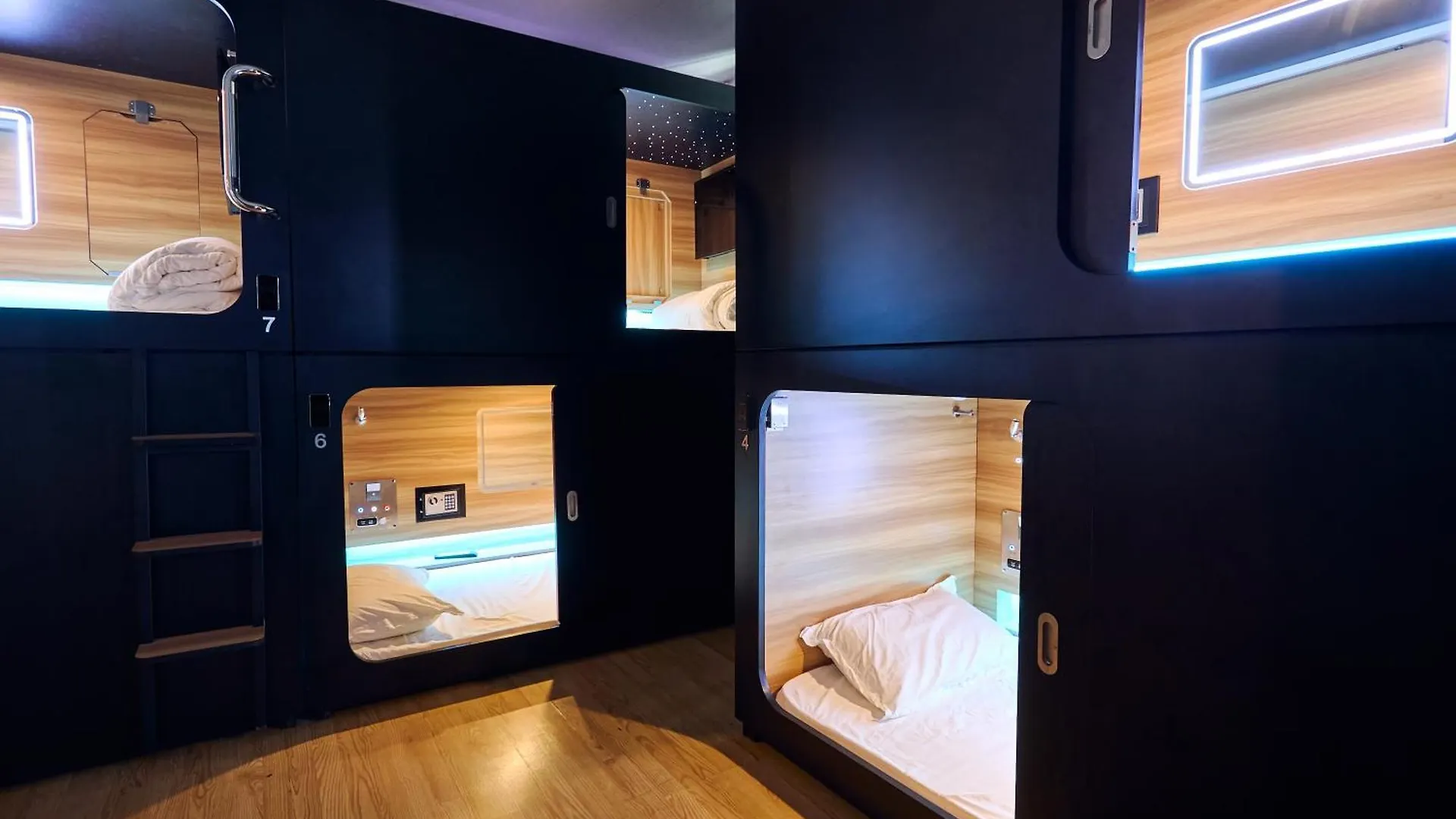Pod Hotel Montreal 0*,  Canadá